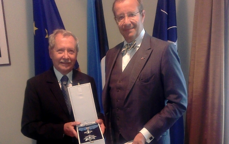 President Ilves andis Poola endisele kaitseministrile üle Maarjamaa Risti teenetemärgi