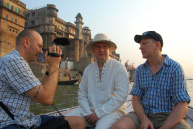 Villem, Teet ja Kristjan Varanasis paadiga Gangesel