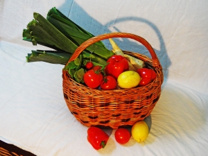 basket-with-vegetables-1439921-m
