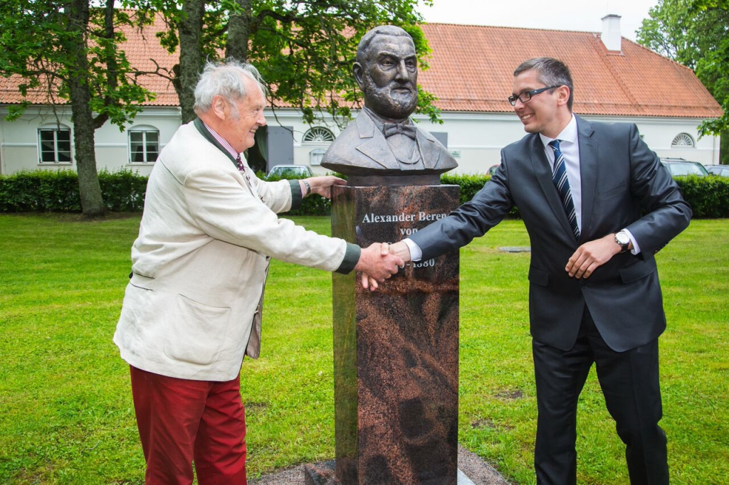 Vihula Mõisas avati pidulikult Alexander von Schuberti kuju