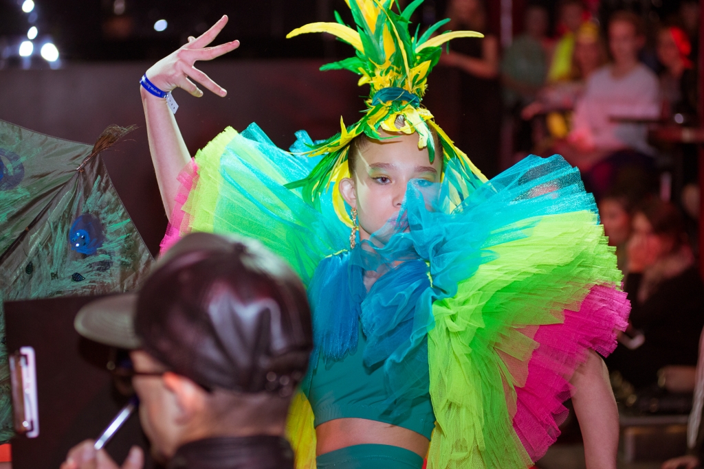 HIIGELGALERII! Klubis Hollywood kohtusid metsikud kostüümid ja hulljulged tantsijad