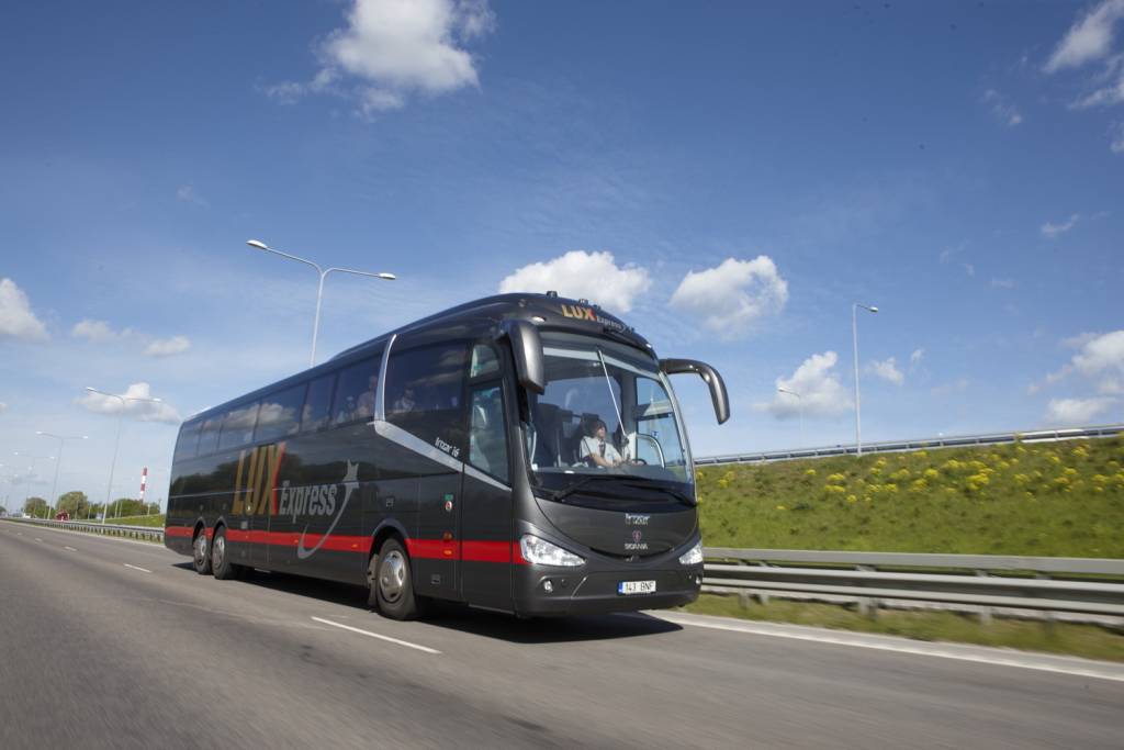 Lux Express meelitab Tallinna ja Pärnu vahel reisijad autodest bussidesse