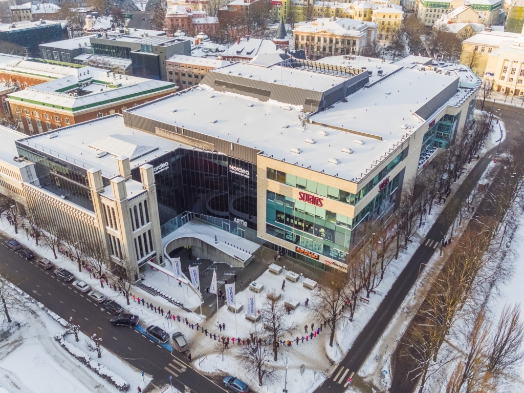 Suurpered moodustasid lumises Tallinnas rekordilise inimketi