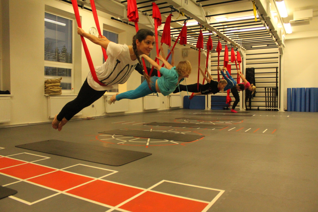 GOODNEWS KATSETAS! TERASESSE TRENNI! Aerial Yoga: kamp joogahuvilisi treeneri juhatusel kookonis väänlemas