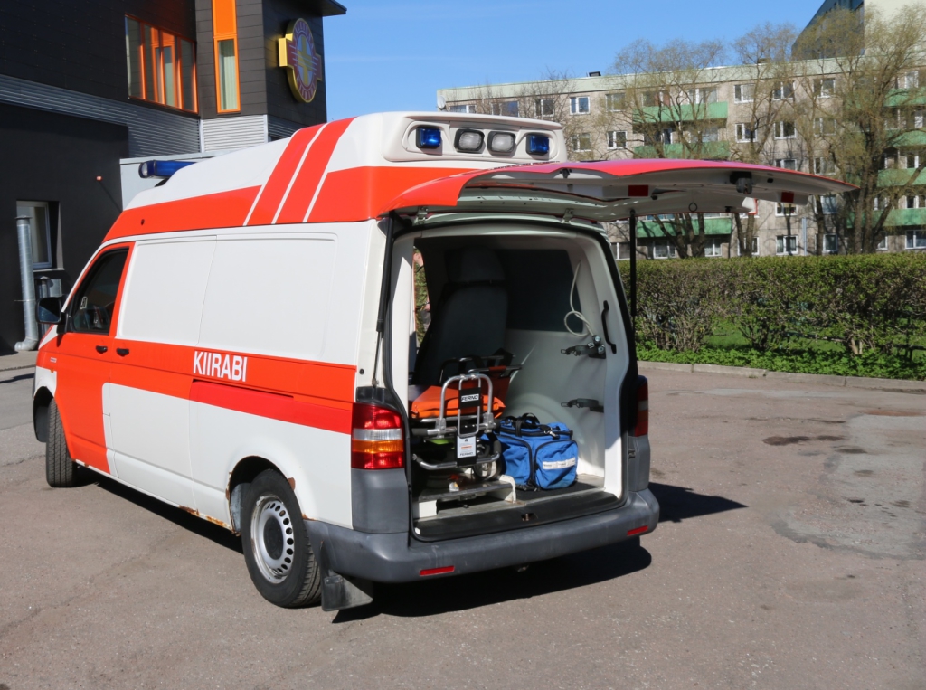 Linnavalitsus kinkis Kaitseliidu Tallinna malevale kiirabiauto