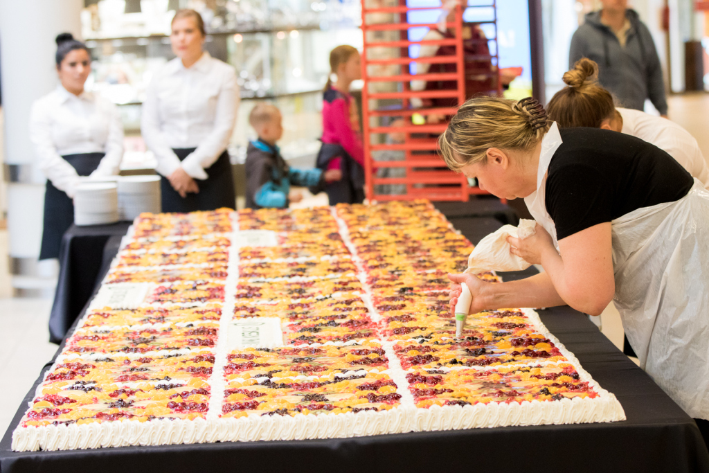 200-KILONE TORT! Viimsi Keskus tähistas esimest sünnipäeva suure tordiga